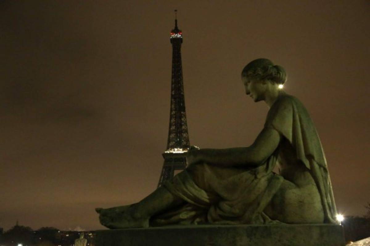 En honor a las víctimas de atentado terrorista, Torre Eiffel apaga sus luces  