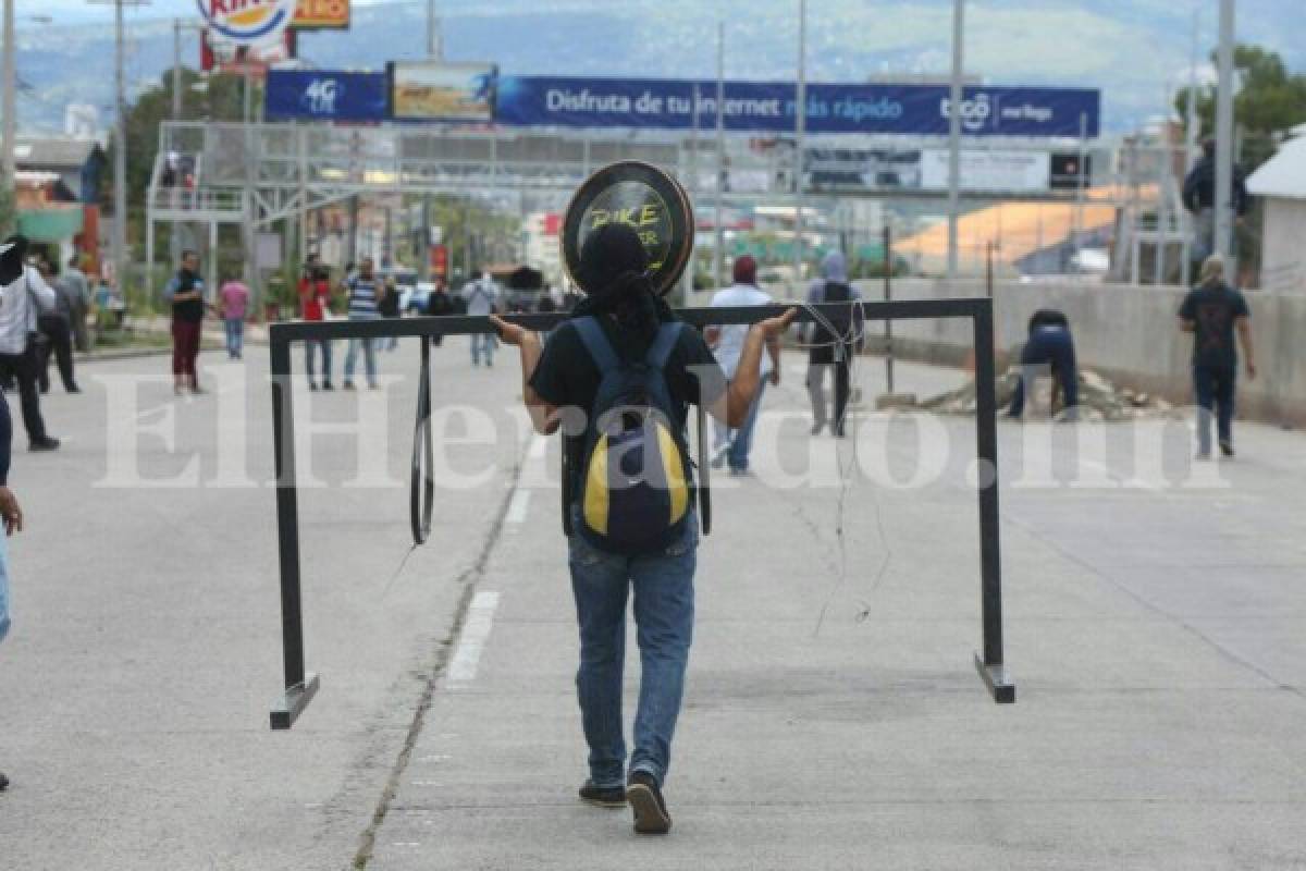 MEU lleva sus protestas al bulevar Suyapa para exigir la renuncia de Julieta Castellanos