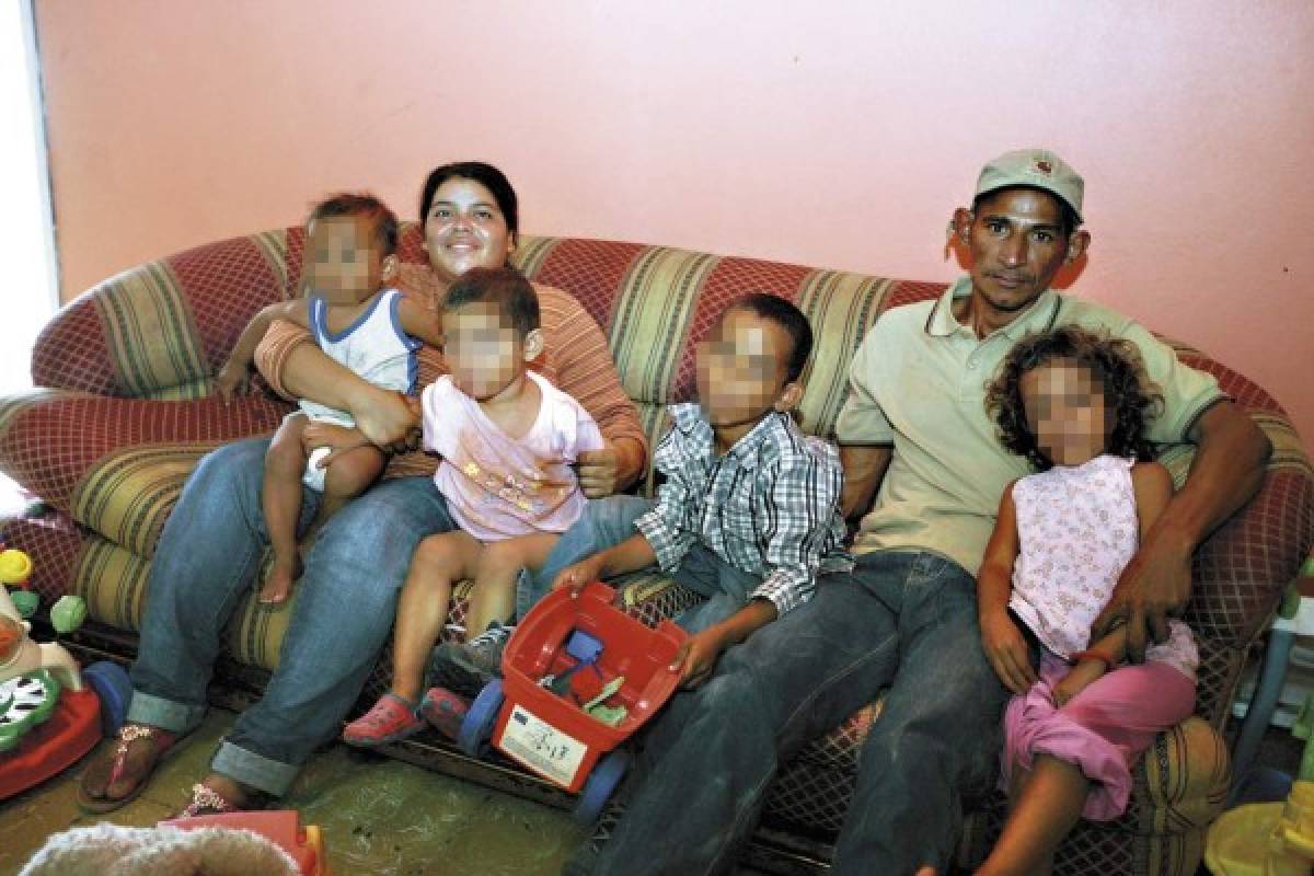 Familia que vivía en mediana del bulevar del Norte recibe apoyo