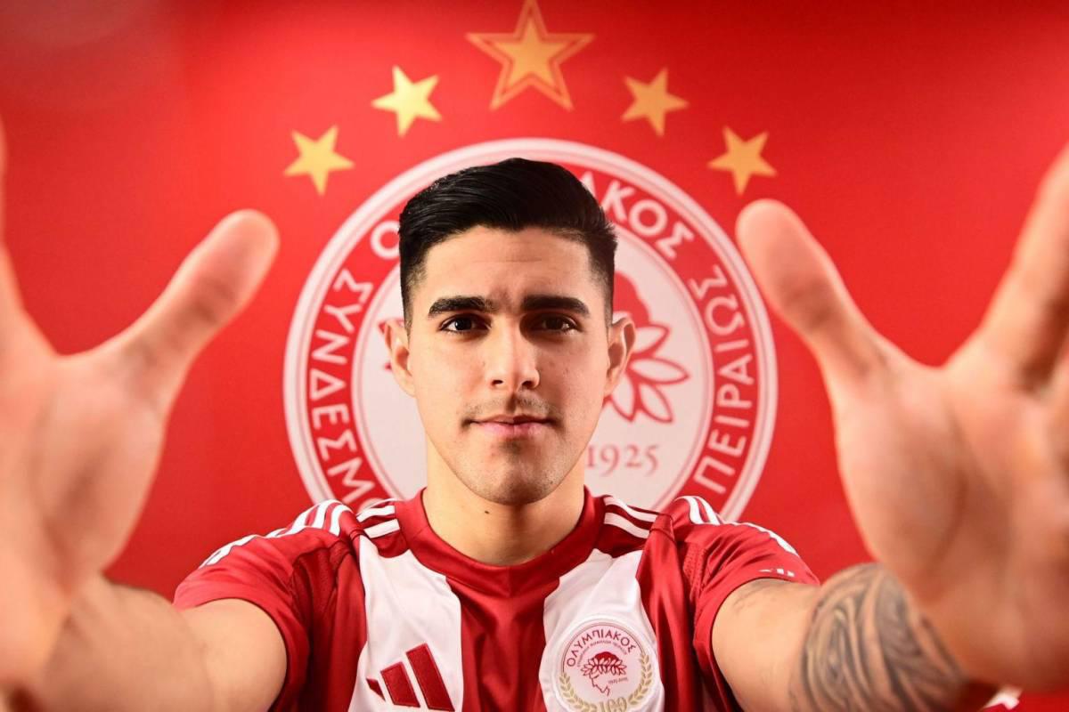Luis Palma es presentado con el Olympiacos de Grecia al lado de lujoso carro