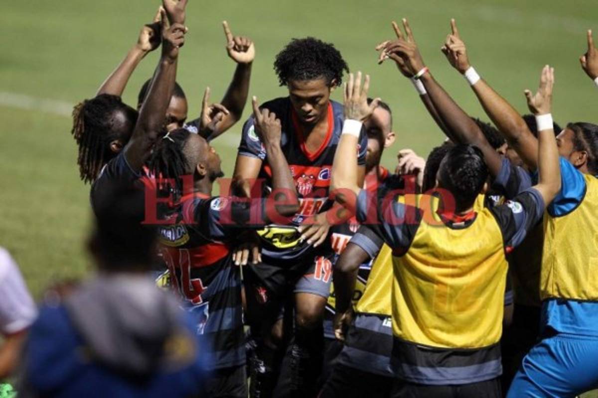 Así festejaron los cocoteros el triunfo frente a los universitarios. Foto EL HERALDO