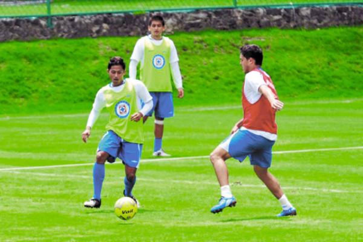 Ramón Nuñez en entrenamiento con el Cruz Azul de México.