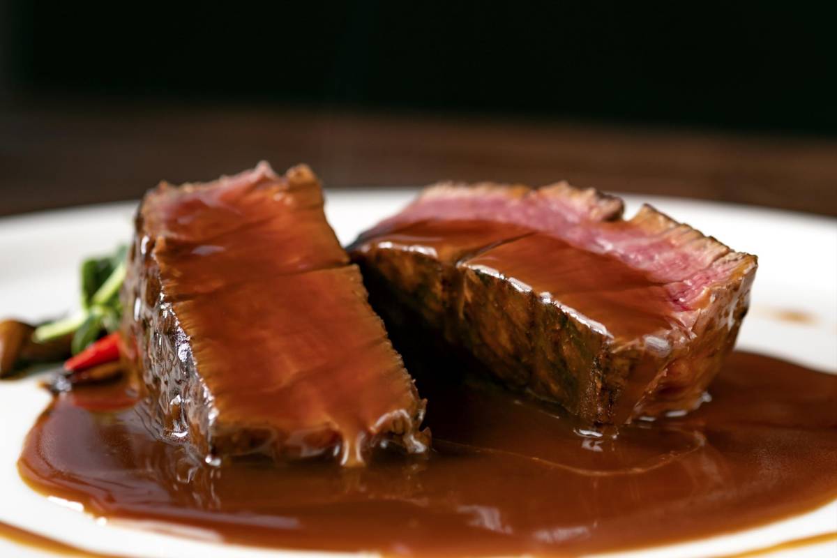 La salsa demi-glace es una de las favoritas con carnes rojas.