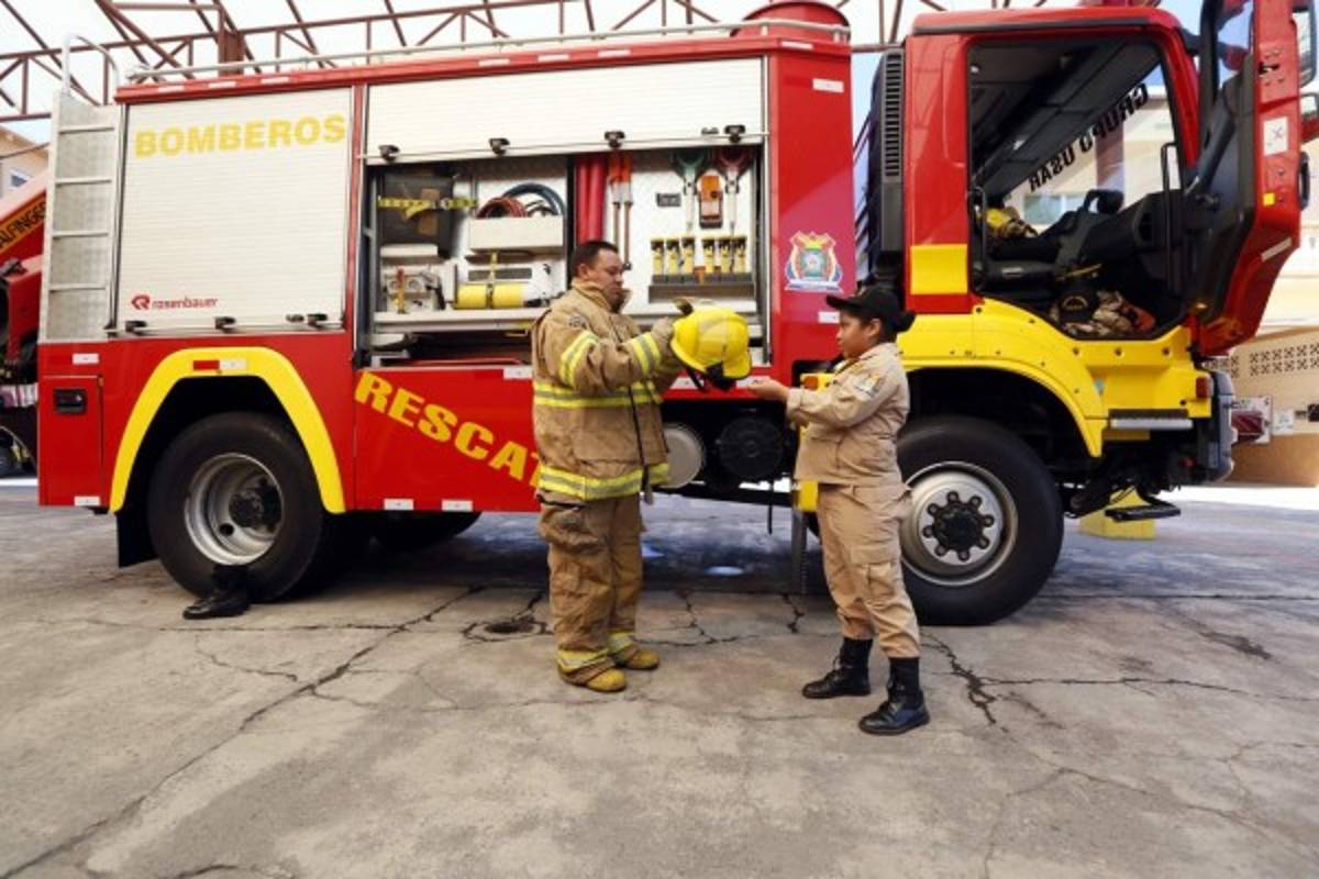 Cada casco es testigo de la riesgosa trayectoria que ha vivido un bombero.