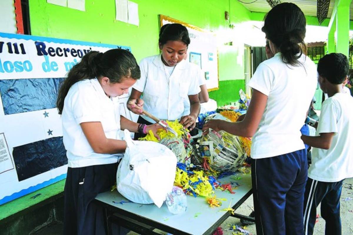 Escuelas cierran el primer mes de trabajo aprendiendo del compost