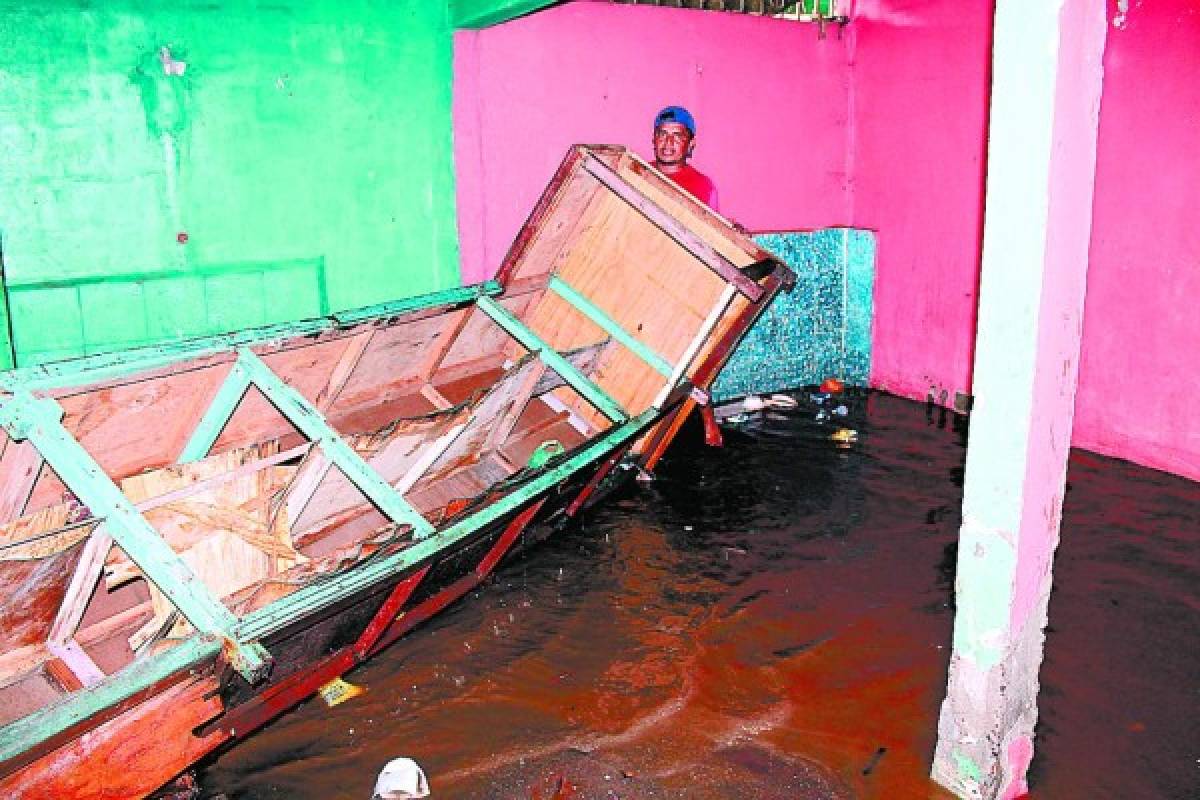 Marejadas dejan daños y familias sin hogar en la costa de Marcovia