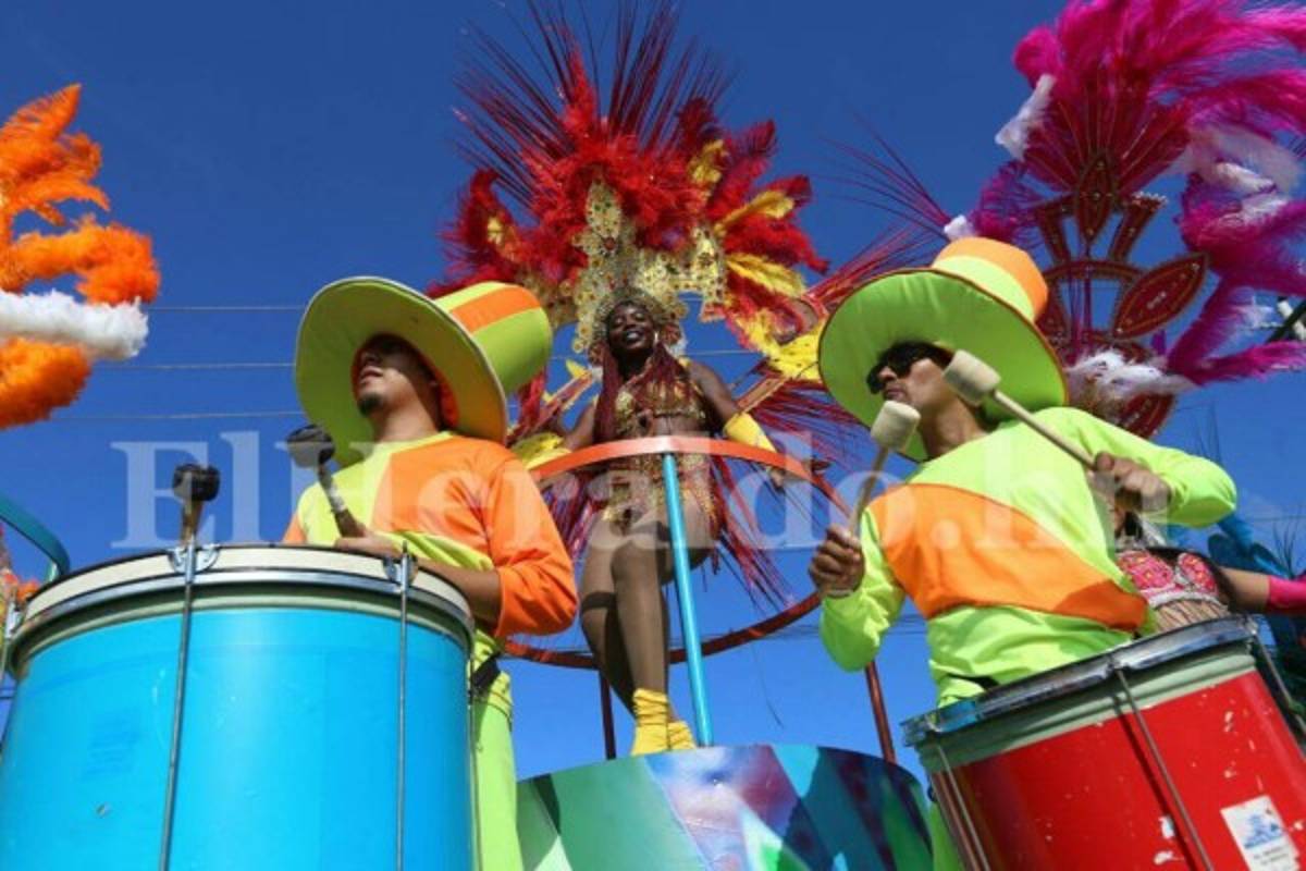 Tegucigalpa derrocha color y algarabía en el carnaval por su 438 aniversario