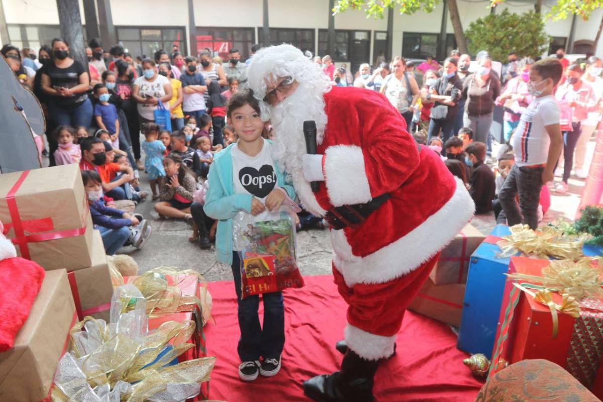 Muy emocionados recibieron los regalos que le pidieron a Santa.