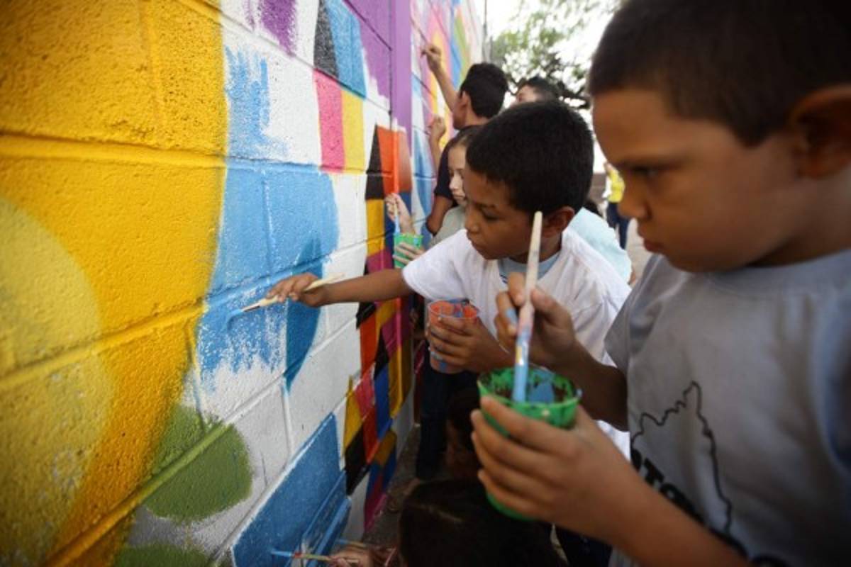 El grafitero Roger Roke hace mural en Honduras