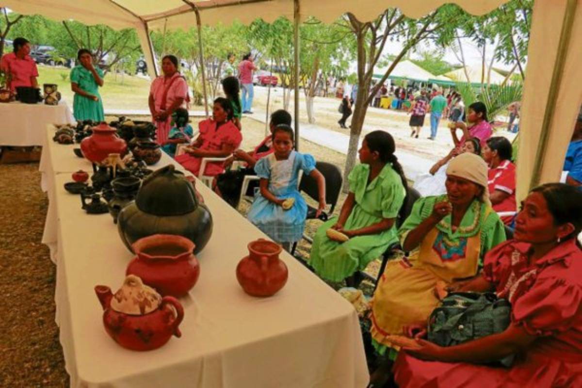 Artesanos lencas realizan exposición en el CURC