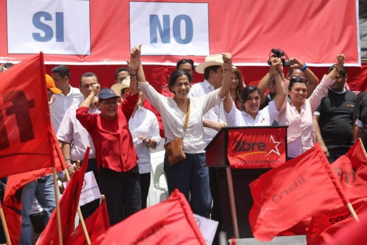 Libre realiza plantón frente a TSE y oficializa candidatura presidencial de Xiomara Castro