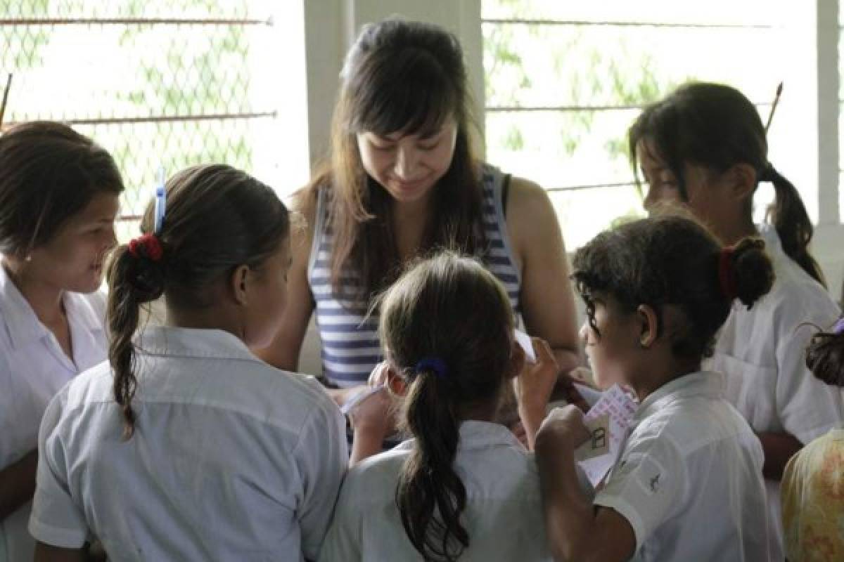 Katia Gómez, es la fundadora de Educate2Envision, una joven estadounidense, que ideó un proyecto que hoy da esperanza a cinco comunidades de la zona rural. Foto: Marvin Salgado / El Heraldo.