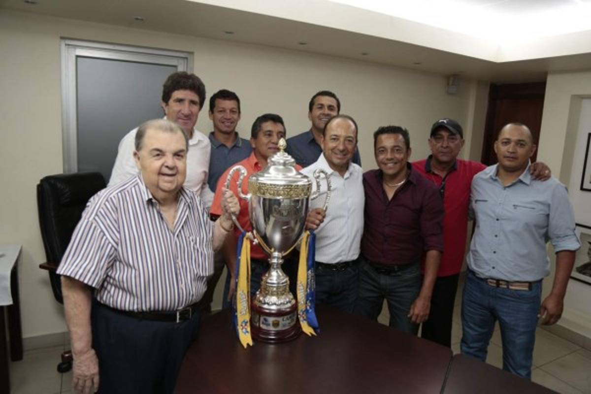 En el campeón Olimpia nadie se cansa de brindar