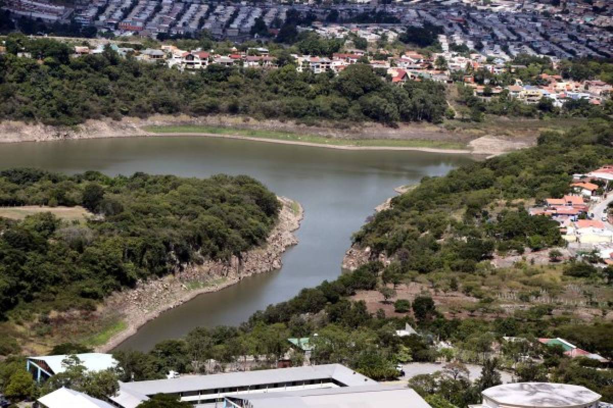 Una imagen panorámica muestra el nivel crítico de la represa Los Laureles que está a 32% de su capacidad. Foto: David Romero / EL HERALDO.