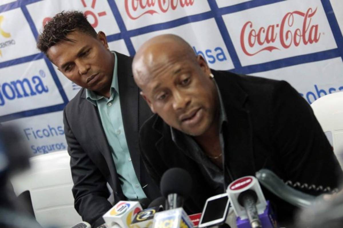 Sale Hernán Medford de la seleccion hondureña