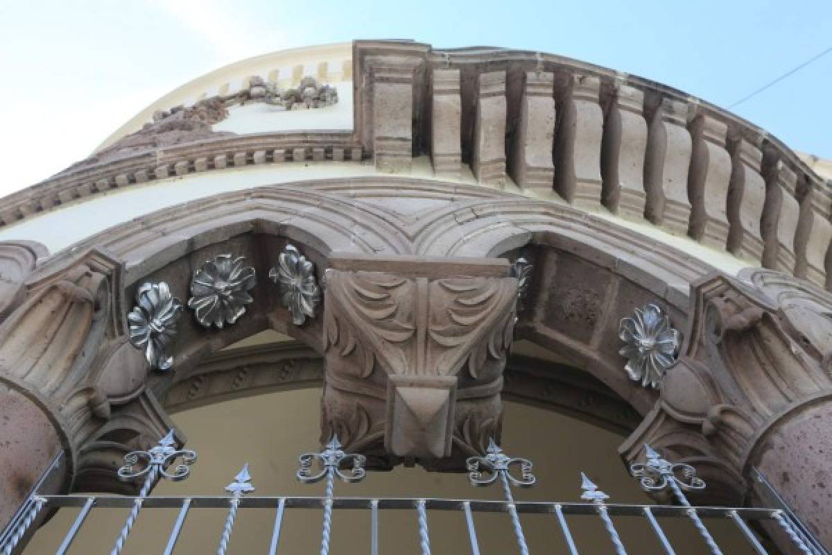 Las fachadas del centro histórico resaltan el antiguo arte escultórico