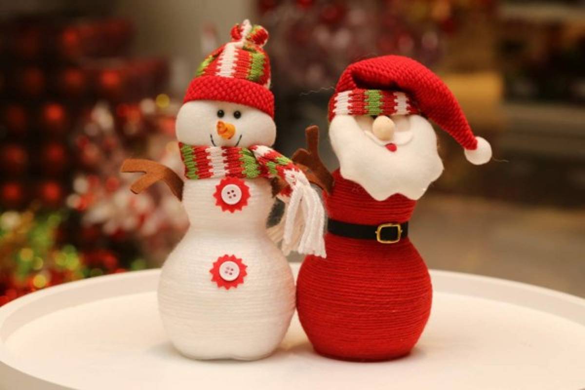 Este pequeño Frosty y Santa Claus quedarán bien en su cocina, ya que no roban espacio en ese lugar de los sabores. / Foto: David Romero