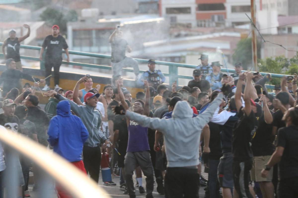 ¡Momentos de tensión! Así fue el zafarrancho entre hinchas del Motagua y Olimpia previo al clásico ¡Momentos de tensión! Así fue el zafarrancho entre hinchas del Motagua y Olimpia previo al clásico