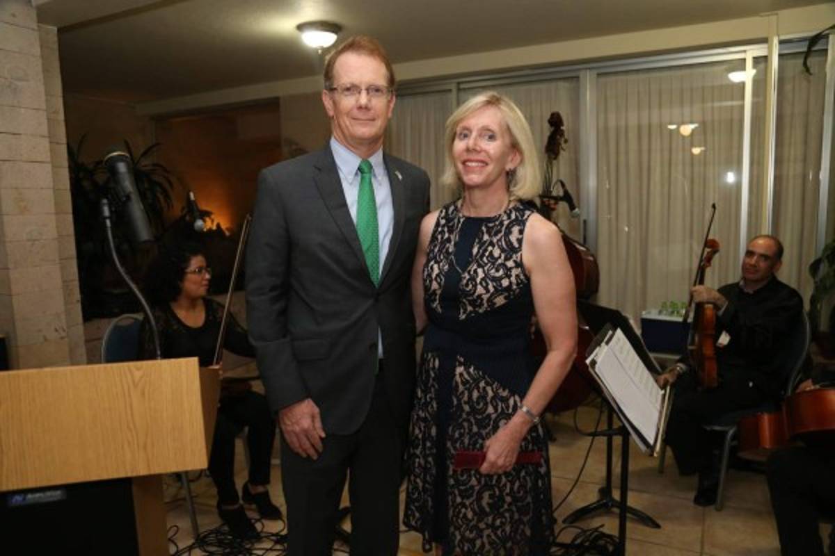 Noche de abrazos y buenos deseos para james y kristin nealon