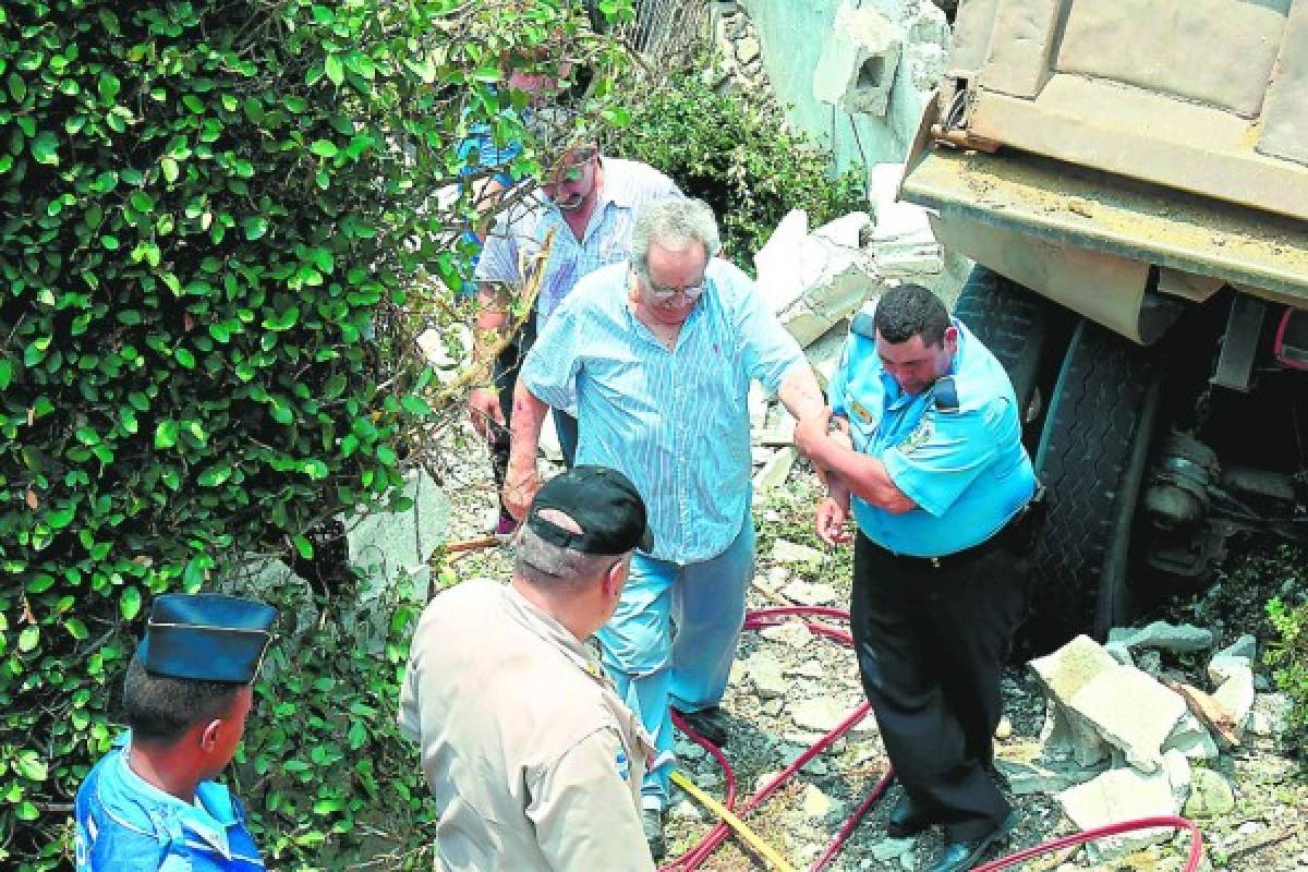 Exedil se salva de morir al estrellarse una volqueta en su bufete en San Pedro Sula