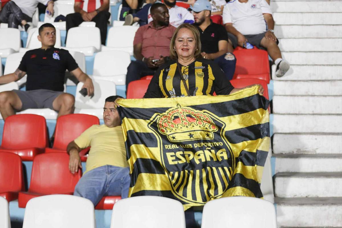 Los aficionados del Real España no dejaron solo a su equipo e hicieron el viaje desde San Pedro Sula con la ilusión de poder sacar oro de la capital.