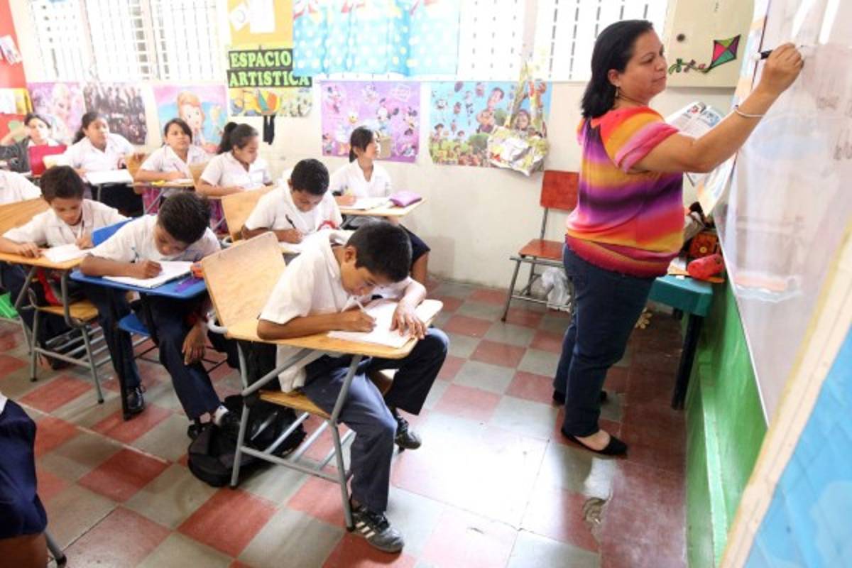 Maestros y empleados de Educación piden pago de su salario