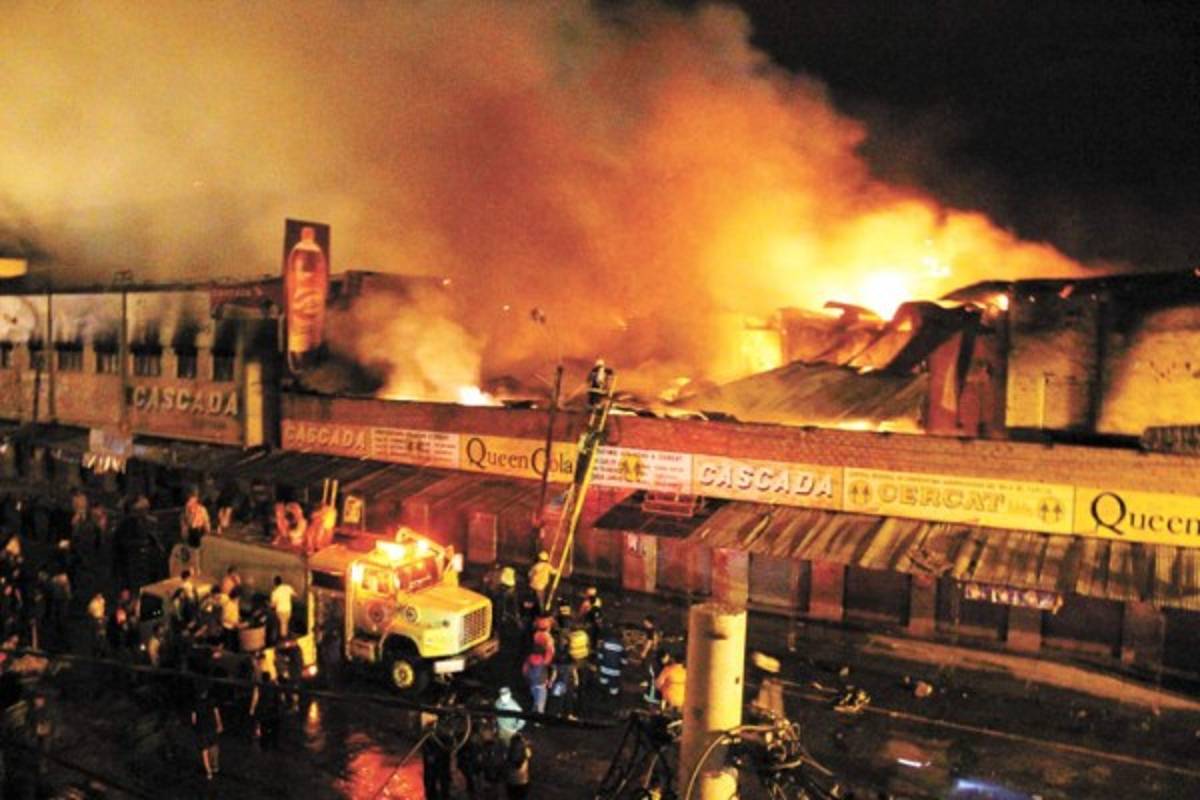 Incendios afectan dos mercados populares en Bolivia    