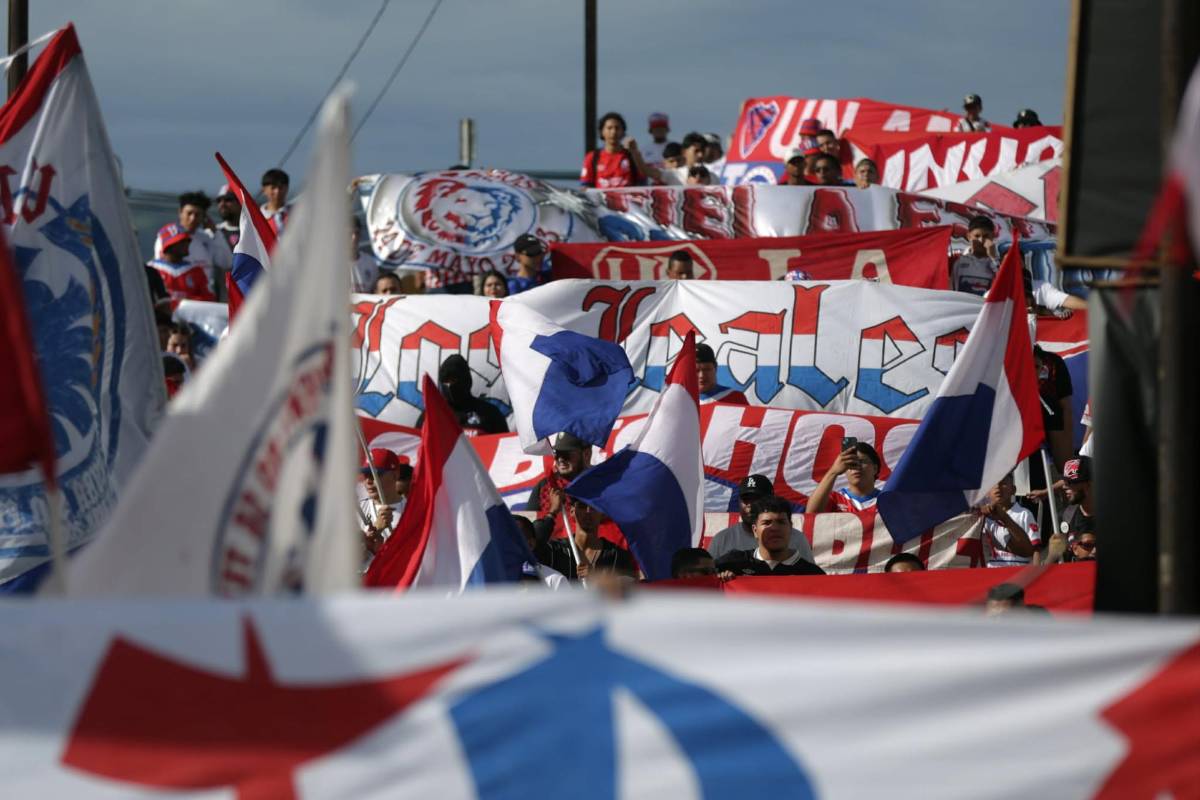 La Ultra Fiel prendió el clásico: bengalas, cánticos y pasión en el Chelato Uclés