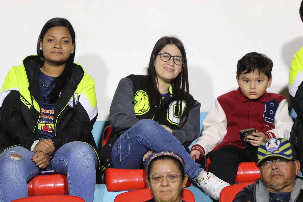 El Nacional se llena de lindas chicas en semifinal de Olimpia ante Olancho FC