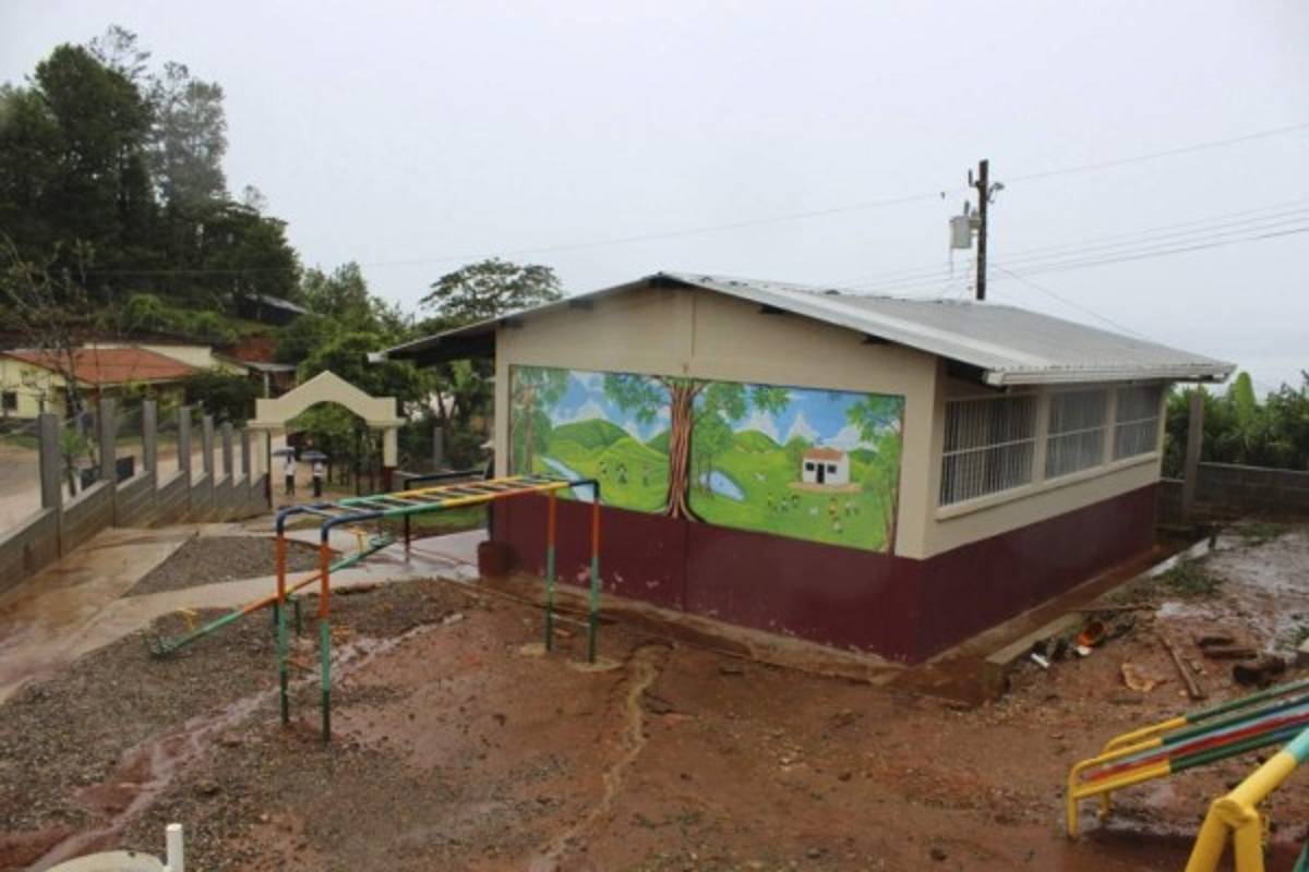 Construyen modernas escuelas
