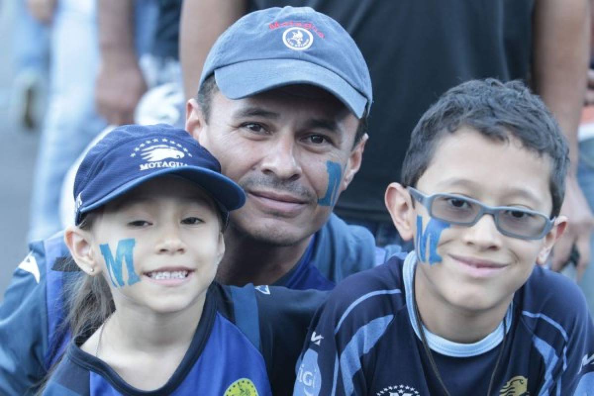 Honduras': El estadio Nacional se pintó de azul profundo...