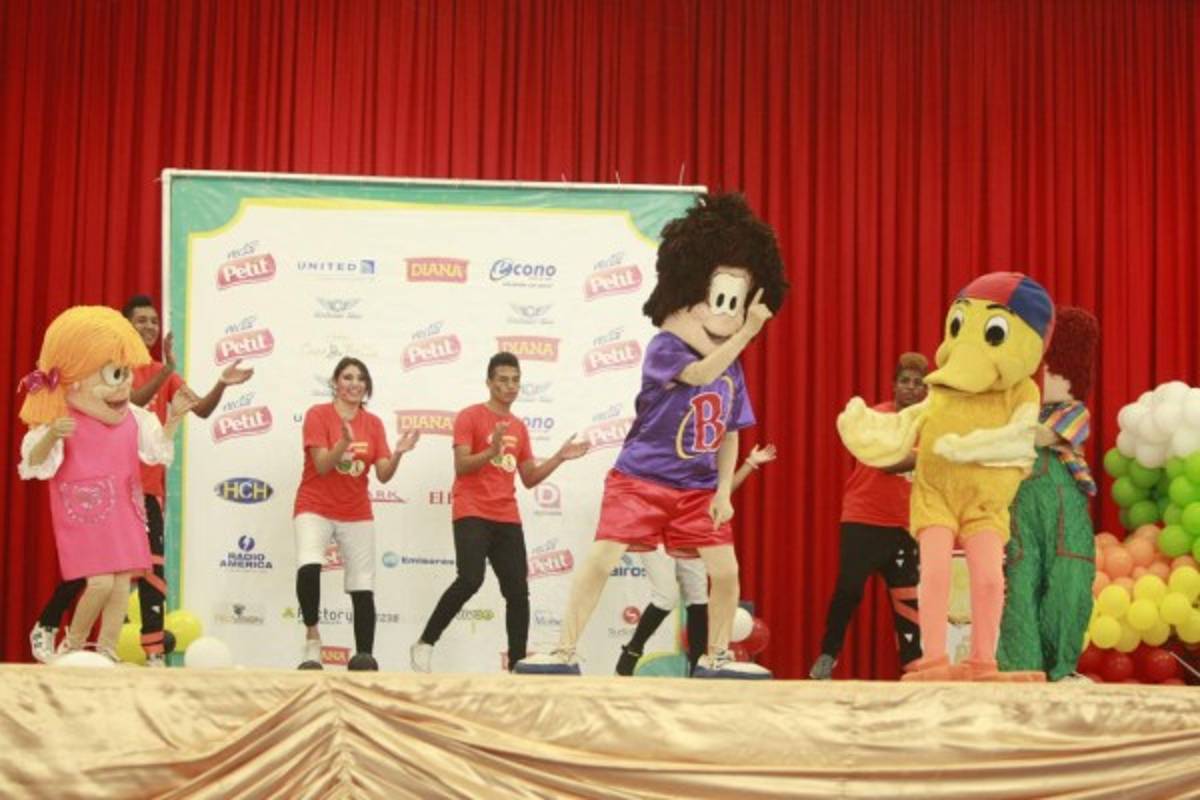 Biper y sus Amigos cantando uno de sus populares temas infantiles.