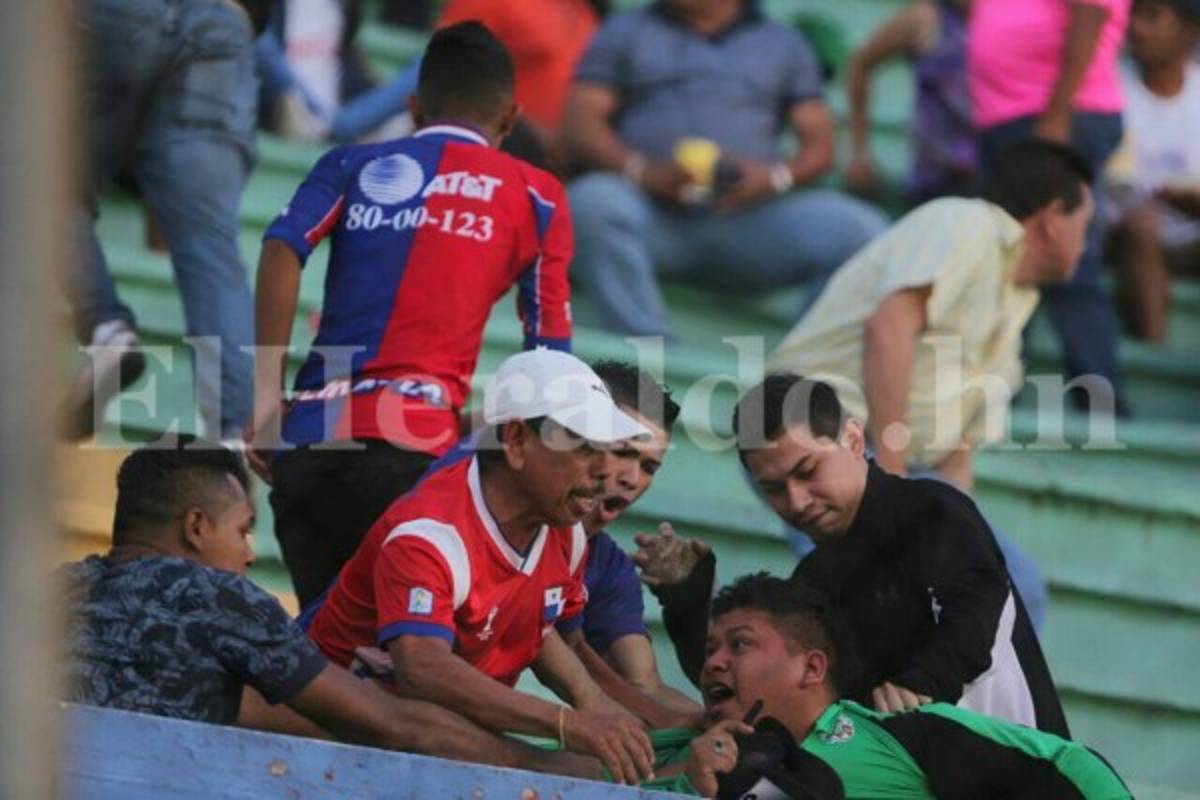 Aficionados se van a los golpes dentro del estadio Nacional en pleno clásico entre Olimpia y Marathón