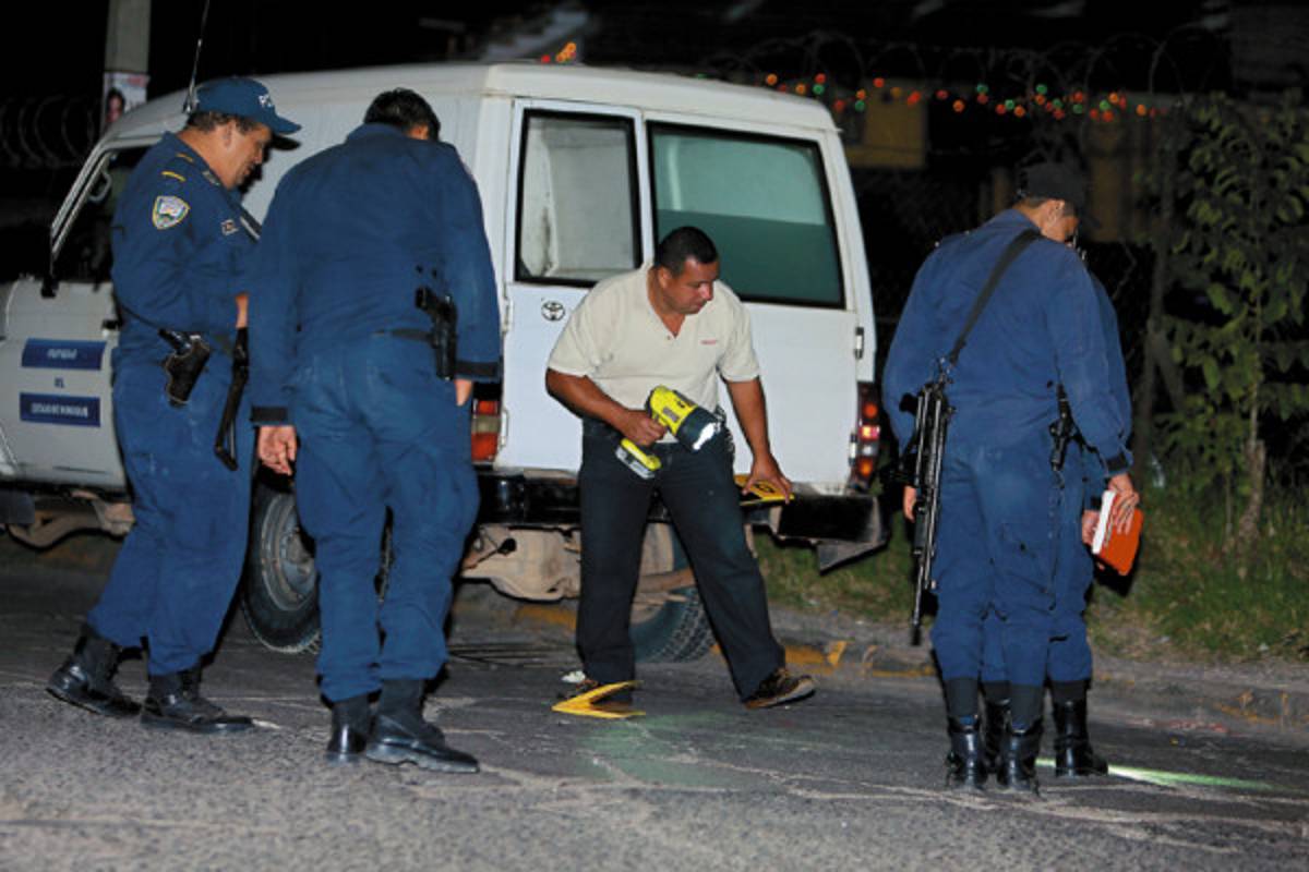 Al menos dos muertos deja tiroteo en canchas de fútbol
