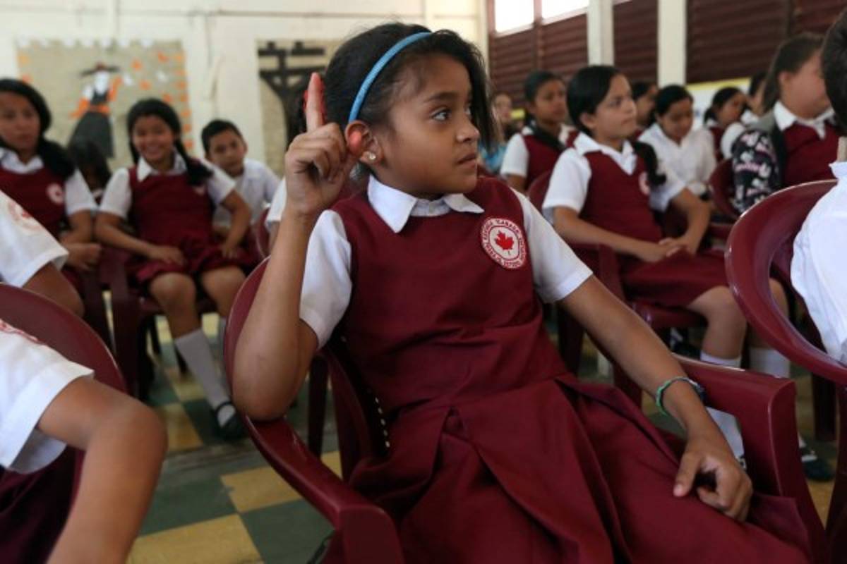 Llevan conocimiento sobre clubes ecológicos a la Escuela República de Canadá