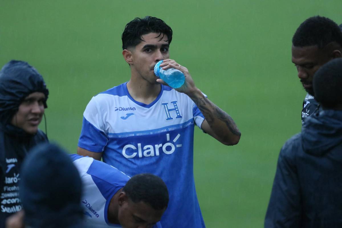 Honduras entrena bajo la lluvia y con mucha seriedad previo a partido ante Haití