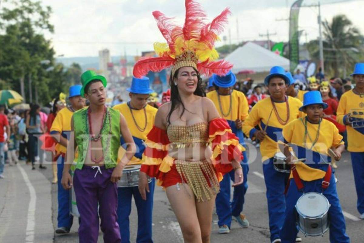Tegucigalpa derrocha color y algarabía en el carnaval por su 438 aniversario