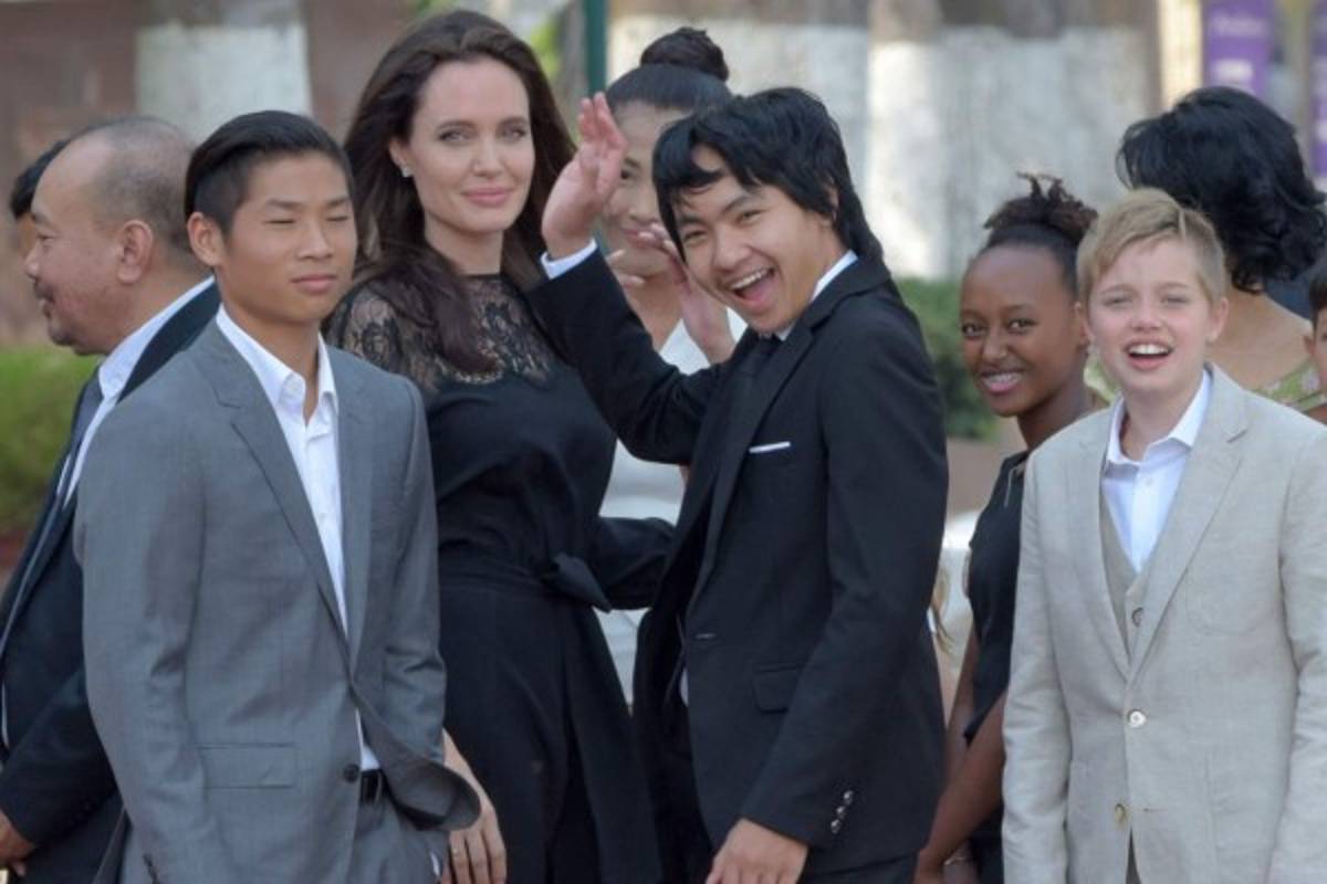 Angelina Jolie enseña a sus hijos a comer tarántulas y escorpiones