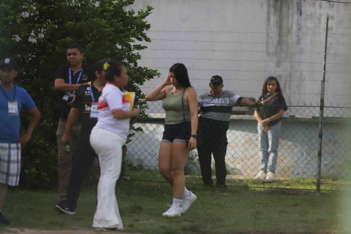 Bellas chicas llenan Choloma para partido ante el Olimpia