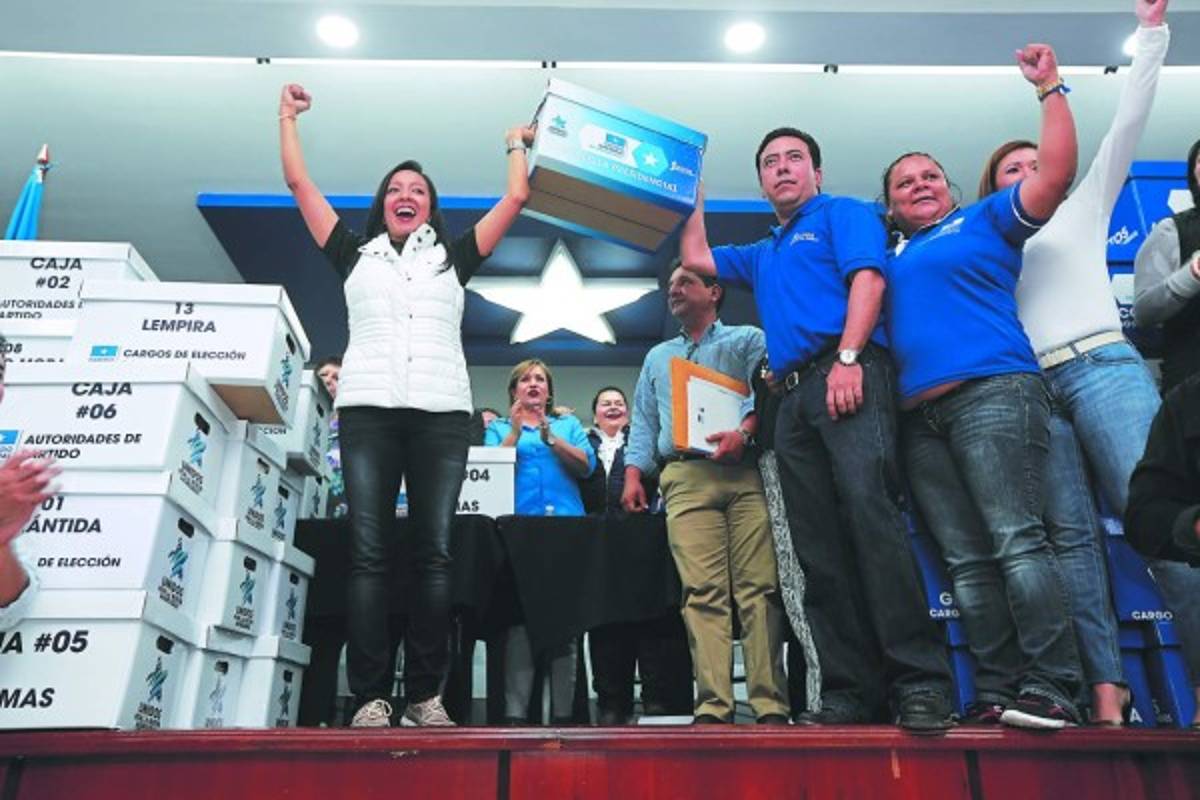 Honduras: Fiesta electoral en la entrega de planillas de los partidos políticos