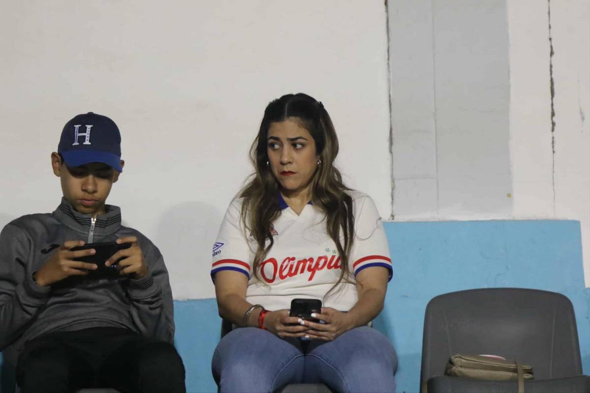 Periodista y pelirroja cautivaron: Las lindas chicas que llegaron al clásico Olimpia vs Motagua