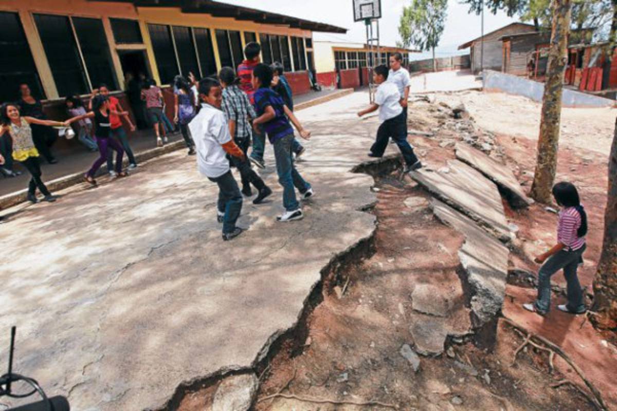 En cajas de plástico y hasta acostados reciben clases en la Naciones Unidas