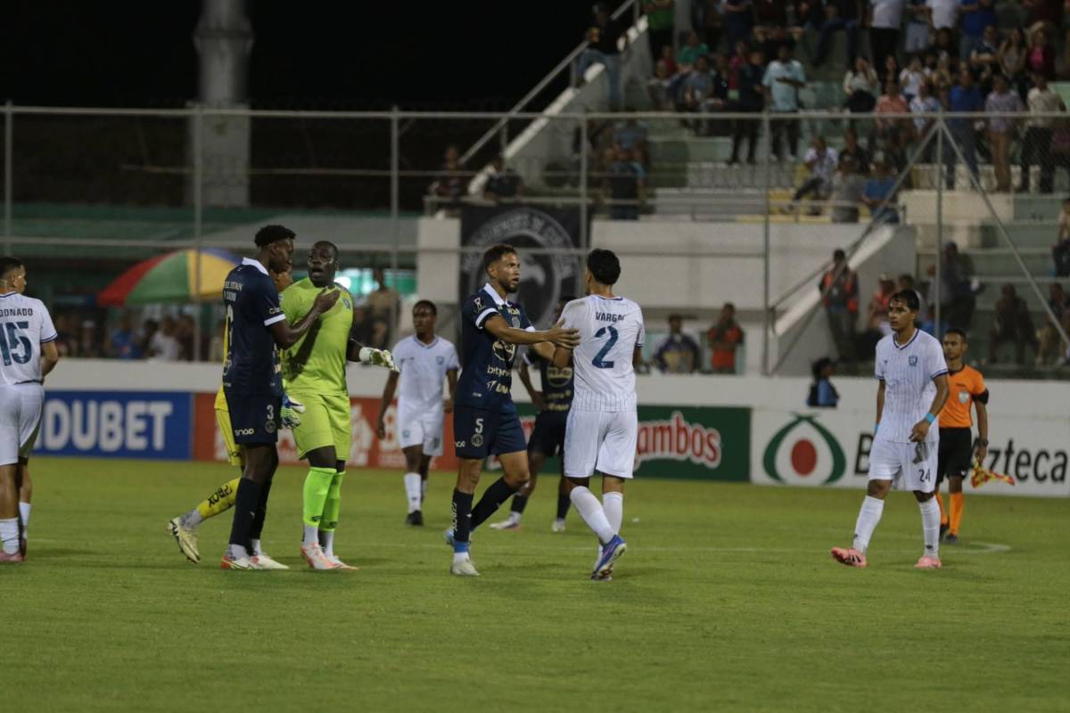 Polémico penal, ayuda del FVS y zafarrancho entre jugadores del Motagua y Génesis