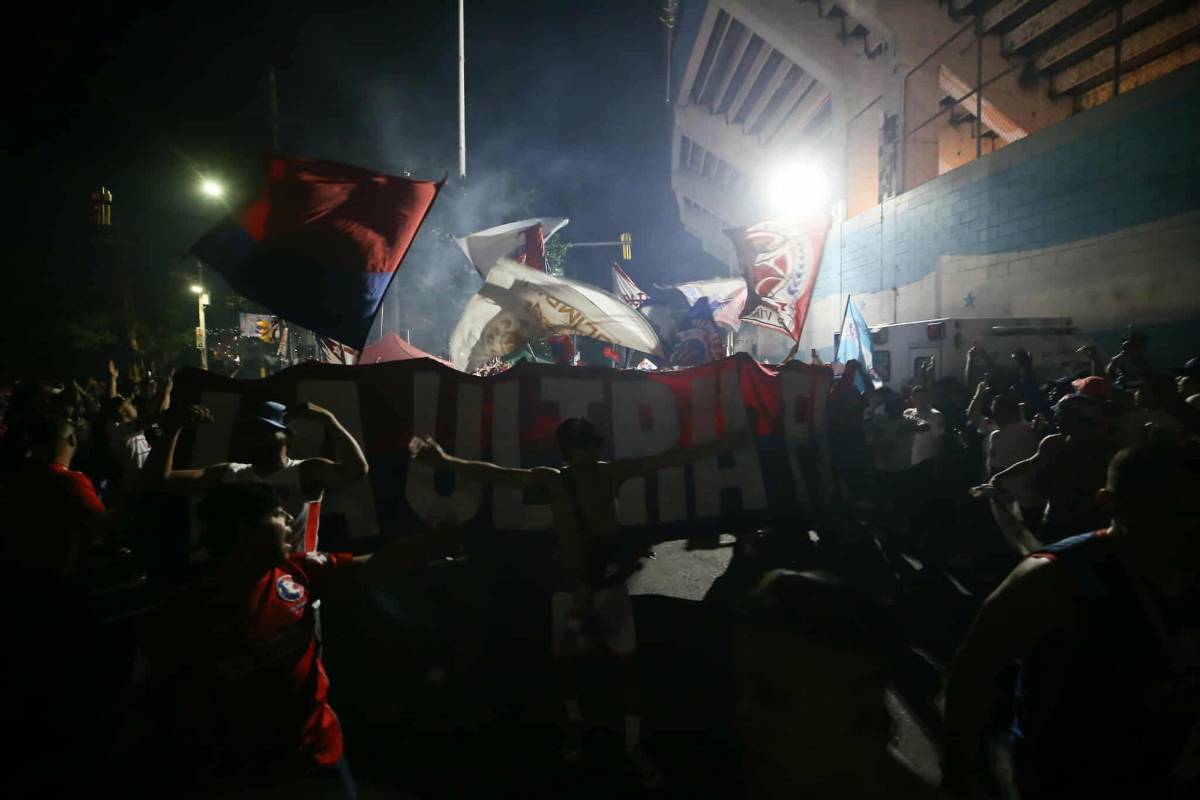 Olimpia vs Alajuelense: Eufórica llegada de la Ultra Fiel al estadio Nacional