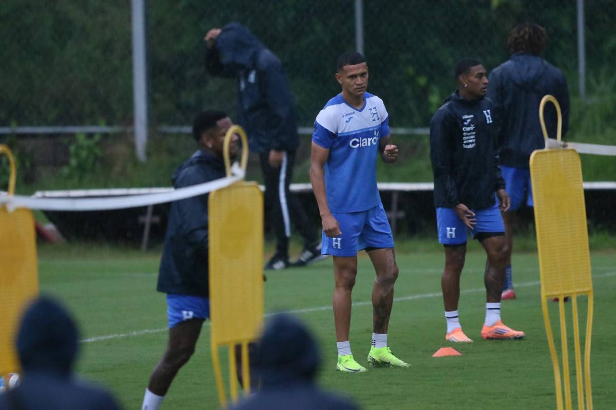 Honduras entrena bajo la lluvia y con mucha seriedad previo a partido ante Haití