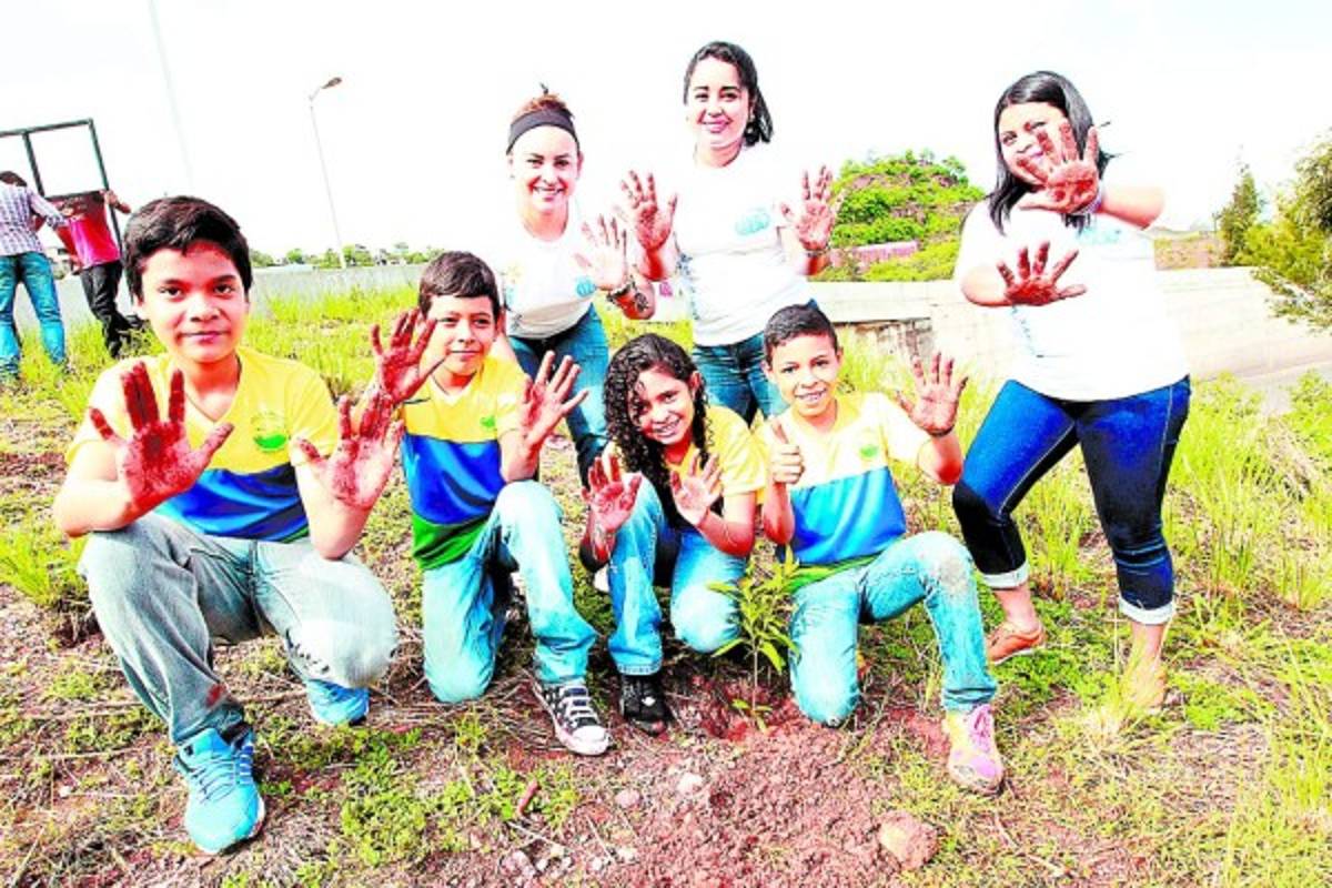 Niños amigables con el ambiente reforestan área verde de la capital