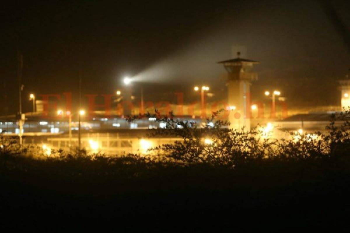 Los faroles de la cárcel de mediana seguridad, conocida como 'El Pozo II' fueron encendidas desde temprano. Foto: Estalin Irías/El Heraldo.