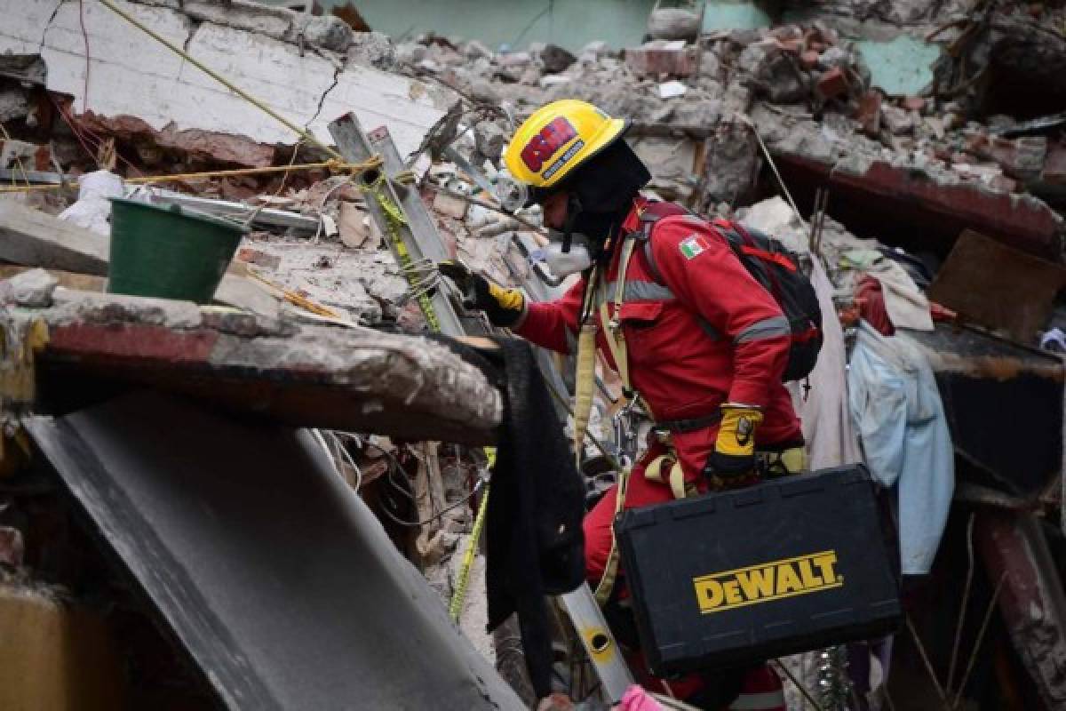 Se reanudan labores de rescate en Ciudad de México tras un nuevo sismo