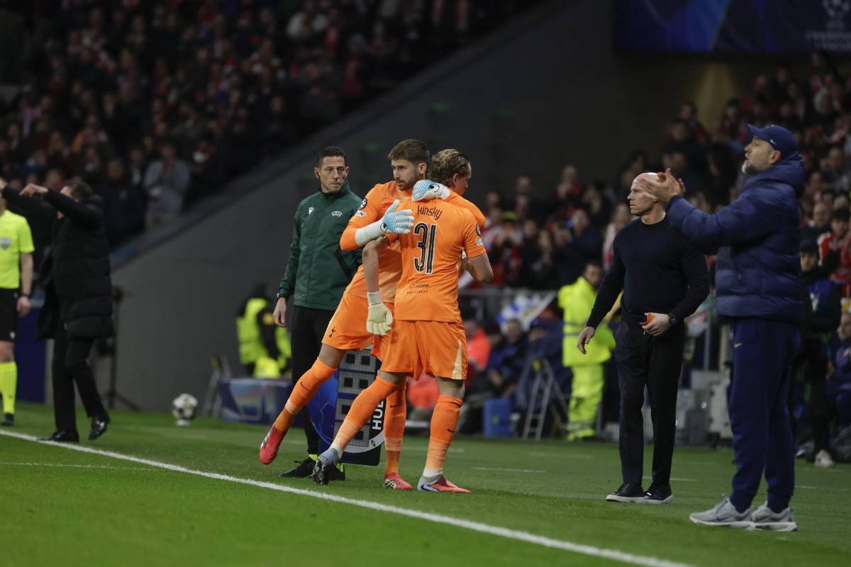 Comete errores en partido de Champions League y el técnico lo saca al siguiente minuto