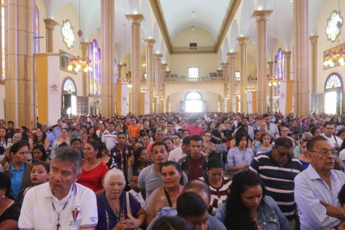 Siguen llegando miles de personas a honrar a la Morenita